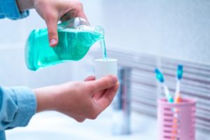 dentist in Columbia pouring mouthwash into cup